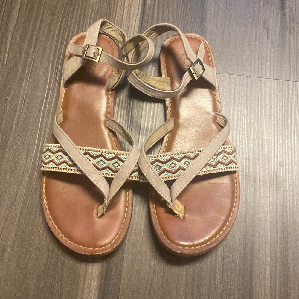 Tom’s size 6 1/2 sandals